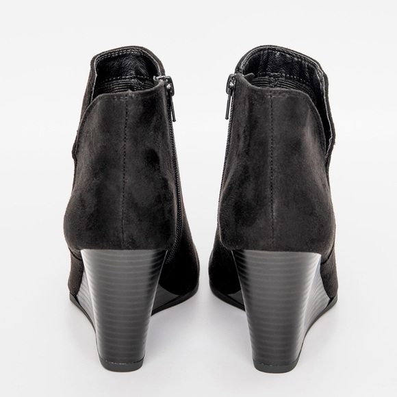 Wedge heel, approximately 2.5 inches tall. Fit small, more like a 9.5. - Picture 5 of 11